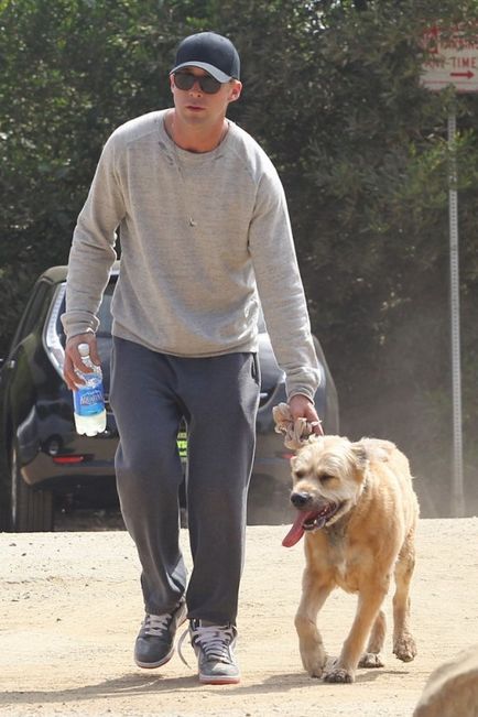 Райан Гослінг гуляє з собакою