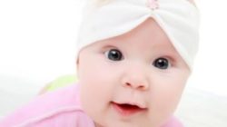 Copilul nu își ține capul la 2, 3, 4, 5 luni de cauză și de rezoluție