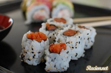 O rețetă pentru un rulou de sushi cu ton la domiciliu