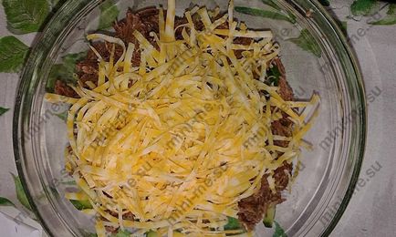 Salata de carne de vită, brânză și castraveți proaspeți