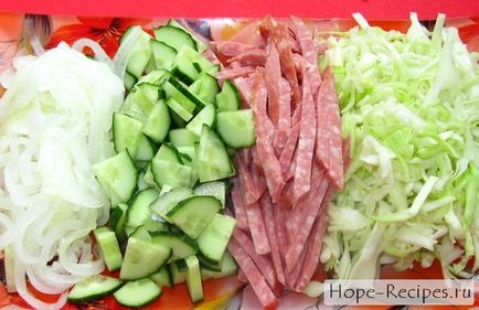 Salata cu cârnați și castraveți cu fotografie