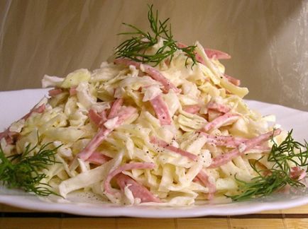 Salata cu cârnați și castraveți cu fotografie