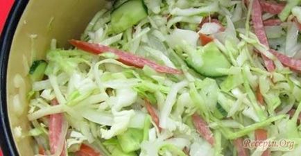 Салат з капустою ковбасою і огірком з фото