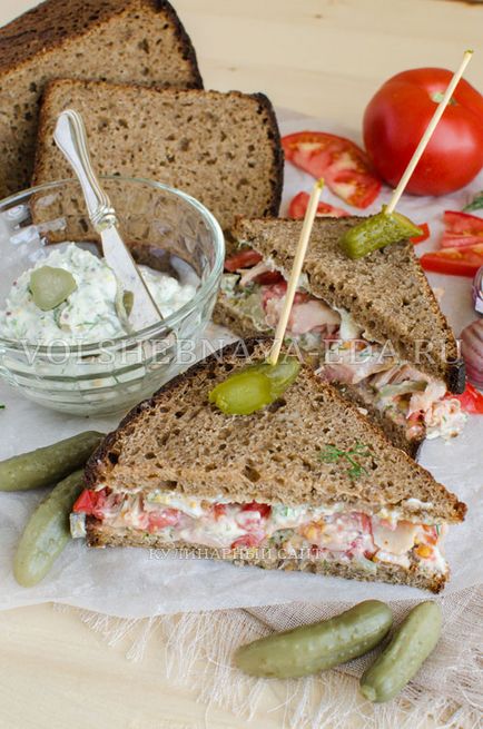 Sandwich cu pui afumat