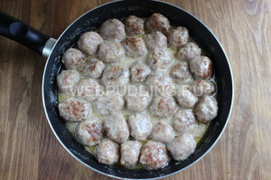 Meatballs în sos cremos - o rețetă cu o fotografie într-o tigaie, cum să gătești pe