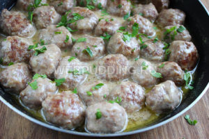 Meatballs în sos cremos - o rețetă cu o fotografie într-o tigaie, cum să gătești pe