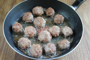 Meatballs în sos cremos - o rețetă cu o fotografie într-o tigaie, cum să gătești pe