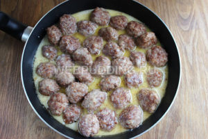 Meatballs în sos cremos - o rețetă cu o fotografie într-o tigaie, cum să gătești pe