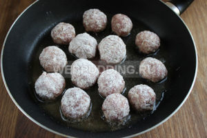 Meatballs în sos cremos - o rețetă cu o fotografie într-o tigaie, cum să gătești pe