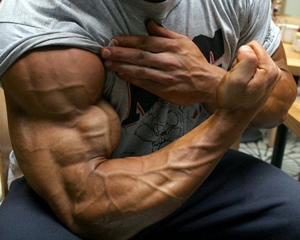 Exerciții pe biceps în sala de gimnastică, fotografie și crossover pentru mâini