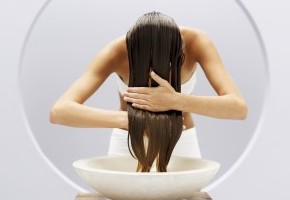 Îngrijiți părul lung la domiciliu