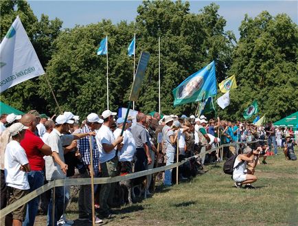 Expoziție ucraineană de câini de vânătoare, scurte povestiri despre căpșuni lungi