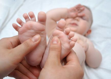 Mâinile și picioarele subțiri la un copil la o temperatură care o face