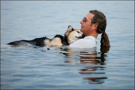 Proprietarul își petrece fiecare seară în lac cu un câine în brațe