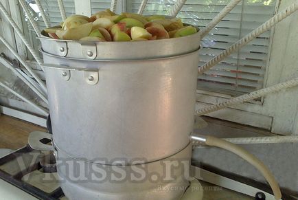 Яблучний сік через соковарку на зиму рецепт з фото