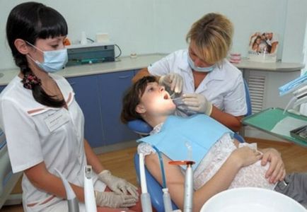 De ce ar trebui o femeie însărcinată să treacă un medic dentist