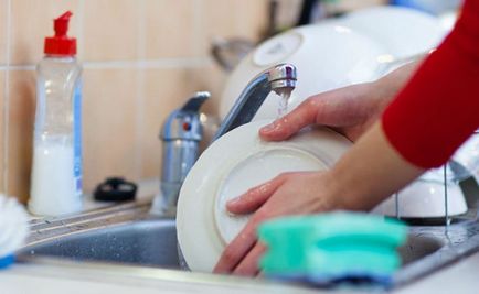 Eldugult mosogató a konyhában, hogyan kell elvégezni a tiszta kezükben, útmutató, fotók és videó oktatóanyagok
