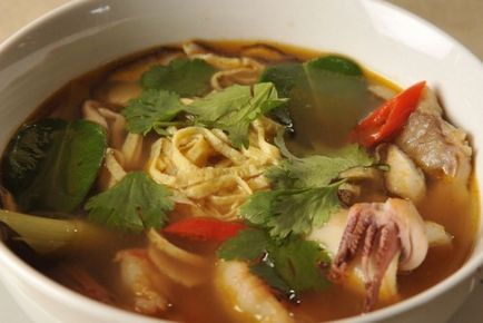 4 смачних супу з кальмарами з простим приготуванням