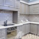 Біла кухня з патиною як створити світлу класику з золотим, срібним нальотом в кухонному