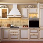 Bucătărie albă cu patină cum se creează un clasic ușor cu o atingere de aur, argintiu în bucătărie