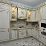 Bucătărie albă cu patină cum se creează un clasic ușor cu o atingere de aur, argintiu în bucătărie