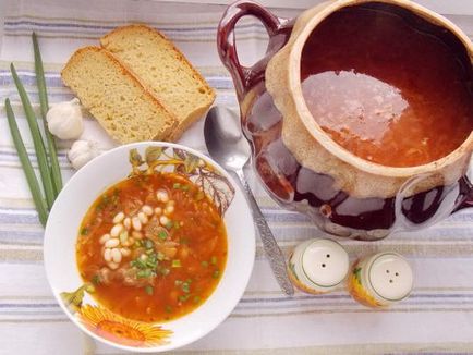 Borsch într-o oală în cuptor