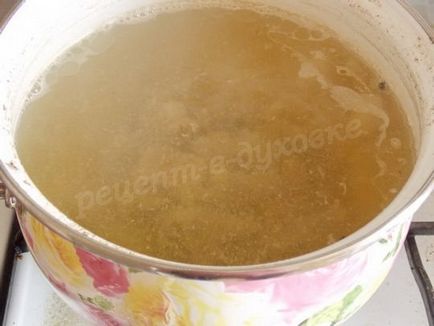 Borsch într-o oală în cuptor