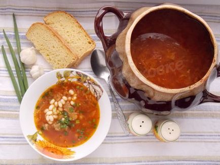 Borsch într-o oală în cuptor