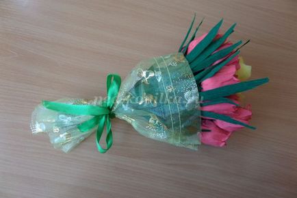 Buchet de flori din dulciuri și hârtie ondulată cu mâinile mele de clasa maestru de 9 mai cu fotografie