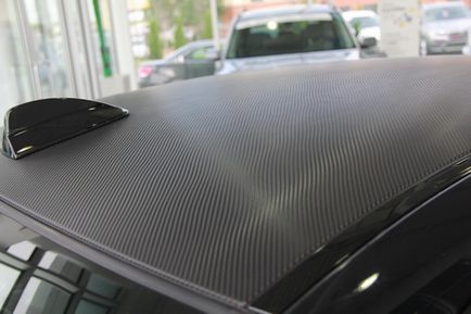Részben okleit Autóipari vinyl film szénszálas, matt vagy fényes nagyszerű módja, hogy kiemelje az autó
