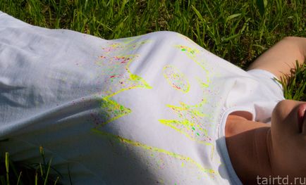 Декор футболки акриловими флуоресцентними фарбами