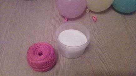 Készítése Garland golyó szálak (menet) Készíts egy koszorú golyó fonal