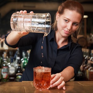 Дівчина за барною стійкою професія бармен - портал рад для жінок і дівчат
