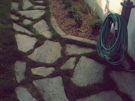 Calea pentru grădină cu mâinile - fotografie a căii de grădină