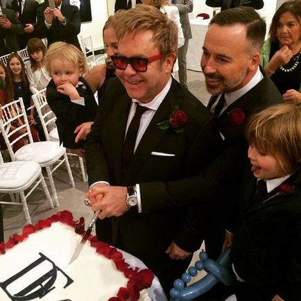 Elton John a aranjat o nuntă în aer