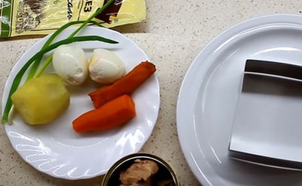 Готовим дома класичний салат - мімоза - можна урізноманітнити оригінальними інгредієнтами,