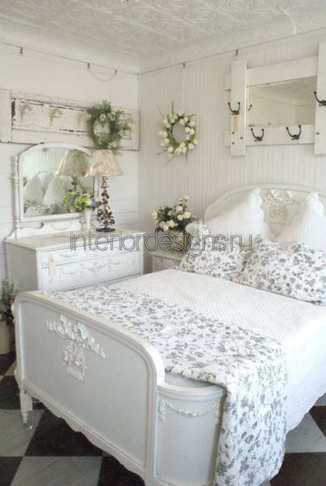 Interior al unui dormitor cu mobilier alb - arta de a crea un design universal