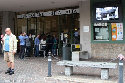 De la aeroportul din Bergamo la Milano, călătoresc singur