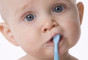 Як чистити зуби дитині в 1 рік