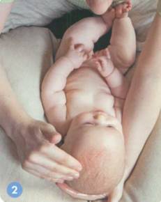 Cum sa faci un masaj inainte de culcare, masati un bebelus pentru somn