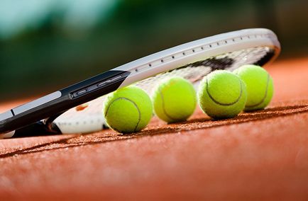 Якими м'ячами мають право користуватися гравці в теніс