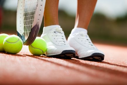 Якими м'ячами мають право користуватися гравці в теніс