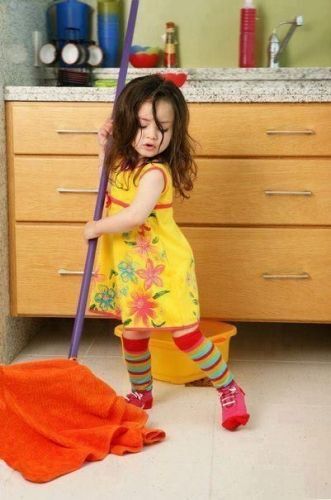 Cum să înveți un copil să curețe camera