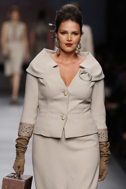Hogyan kell viselni a nagy és hatalmas dekorációk, Scuola Italiana di moda e stile (ékszerek) Hogyan kell viselni a nagy és hatalmas dekorációk, Scuola Italiana di moda e stile
