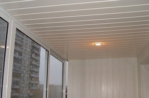 Cum se fixează tavanul cu panouri din plastic care se montează pe un balcon, video, fotografie