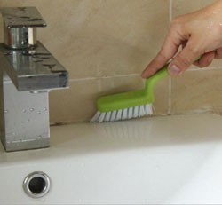 Hogyan tisztítsa meg a hézagok a csempe a fürdőszobában otthon, mint a tiszta népi vagy kémiai