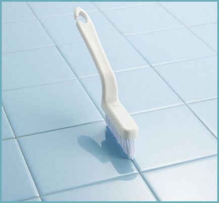 Hogyan tisztítsa meg a hézagok a csempe a fürdőszobában otthon, mint a tiszta népi vagy kémiai