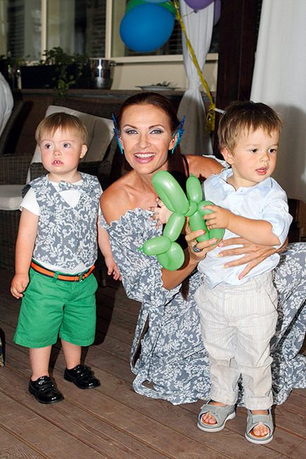 Ahogy Olga Kabo ünnepelte második születésnapját a fia, Victor hello! Oroszország (Cape) Ahogy Olga Kabo ünnepelte második születésnapját a fia, Victor hello! Oroszország