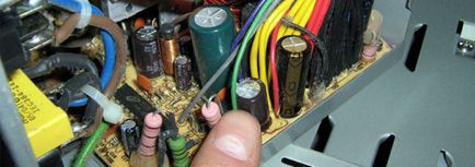 Cum se identifică condensatoarele care nu funcționează pe PC-uri, computere