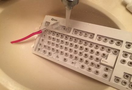 Cum să curățați tastatura din exterior și din interior